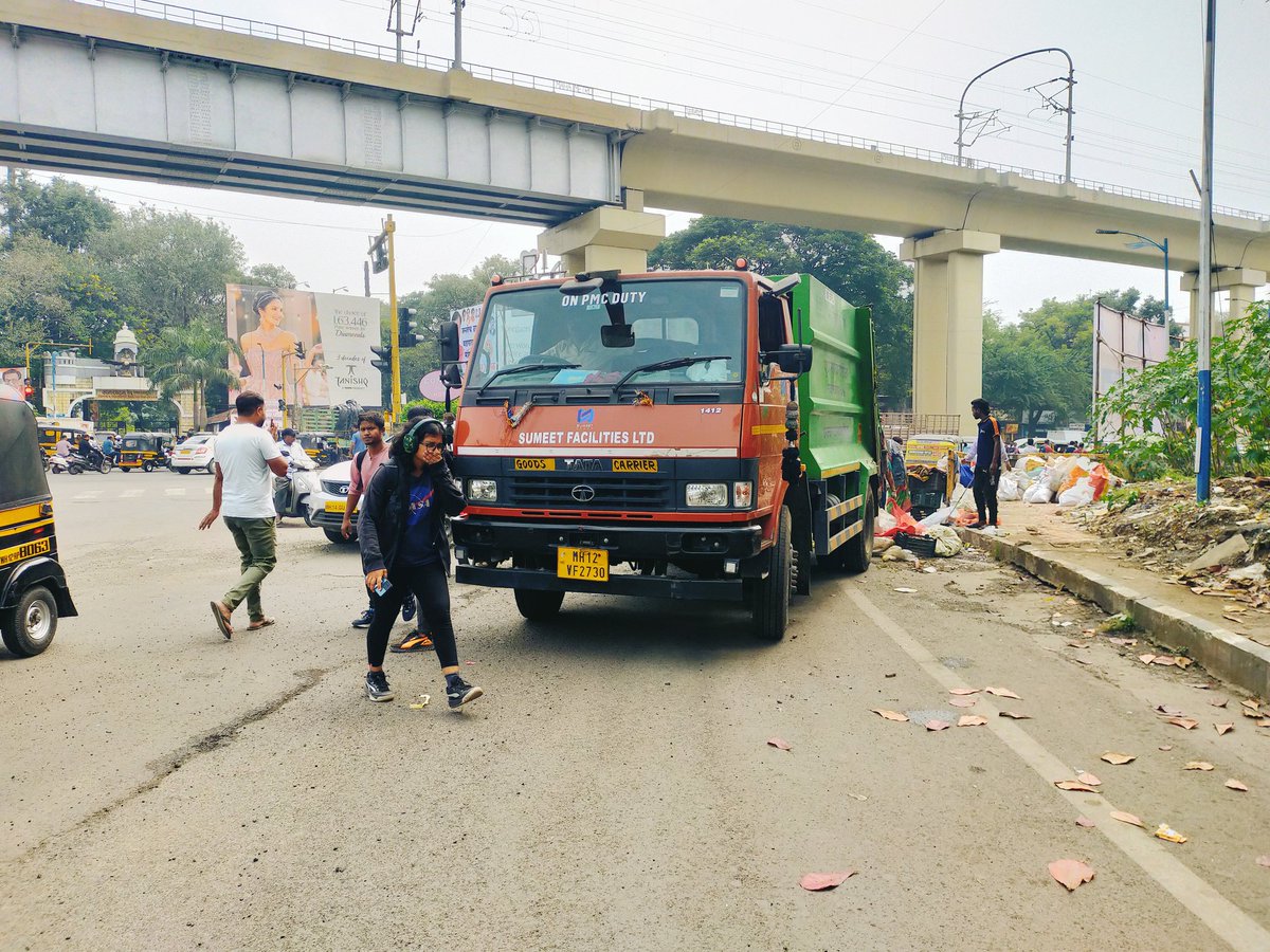 ManojShetty88's tweet photo. @PuneCityTraffic 
MH12 VF2730
On PMC duty
असं लिहिलेली घनकचरा गाडी येरवडा गुंजन टॉकीज चौकाच्या मधोमध थांबवून ट्रॅफिकला अडथळा निर्माण करून थांबत आहे.. त्यामुळे नागरिकांना पुढे जाण्यासाठी मार्ग शिल्लक राहिला नाही..
वाहतूक विभागाने योग्य ती कारवाई करावी https://t.co/Of7COy0XfB