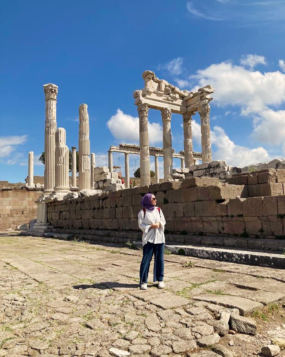 antiksehirler's tweet photo. Pergamon antik kenti, dik bir tepe üzerinde zorlu topografik zorluğa rağmen başarılı şehircilik planlaması ile antik dönemde önemli bir yerleşim yeri haline gelir. 

📸sehir_kasifi 📸

#sehrininfarkınavar #pergamon #bergama #izmir 📌 https://t.co/rwcoLPz6Z9