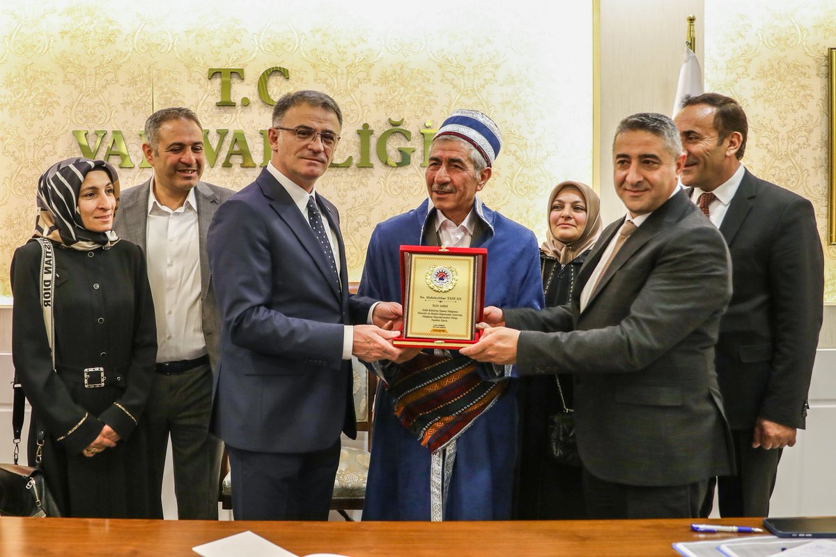 Yılın Ahisine Kaftan Giydirildi

Valimiz Sn. Ozan Balcı, Ahilik Haftası kutlamaları kapsamında Esnaf ve Sanatkarlar Odaları Birliği’ne (ESOB) bağlı meslek odaları başkanları, yönetim kurulu üyeleri ve esnafları Valilikte kabul etti.

Ali Paşa Toplantı Salonunda heyetle bir araya