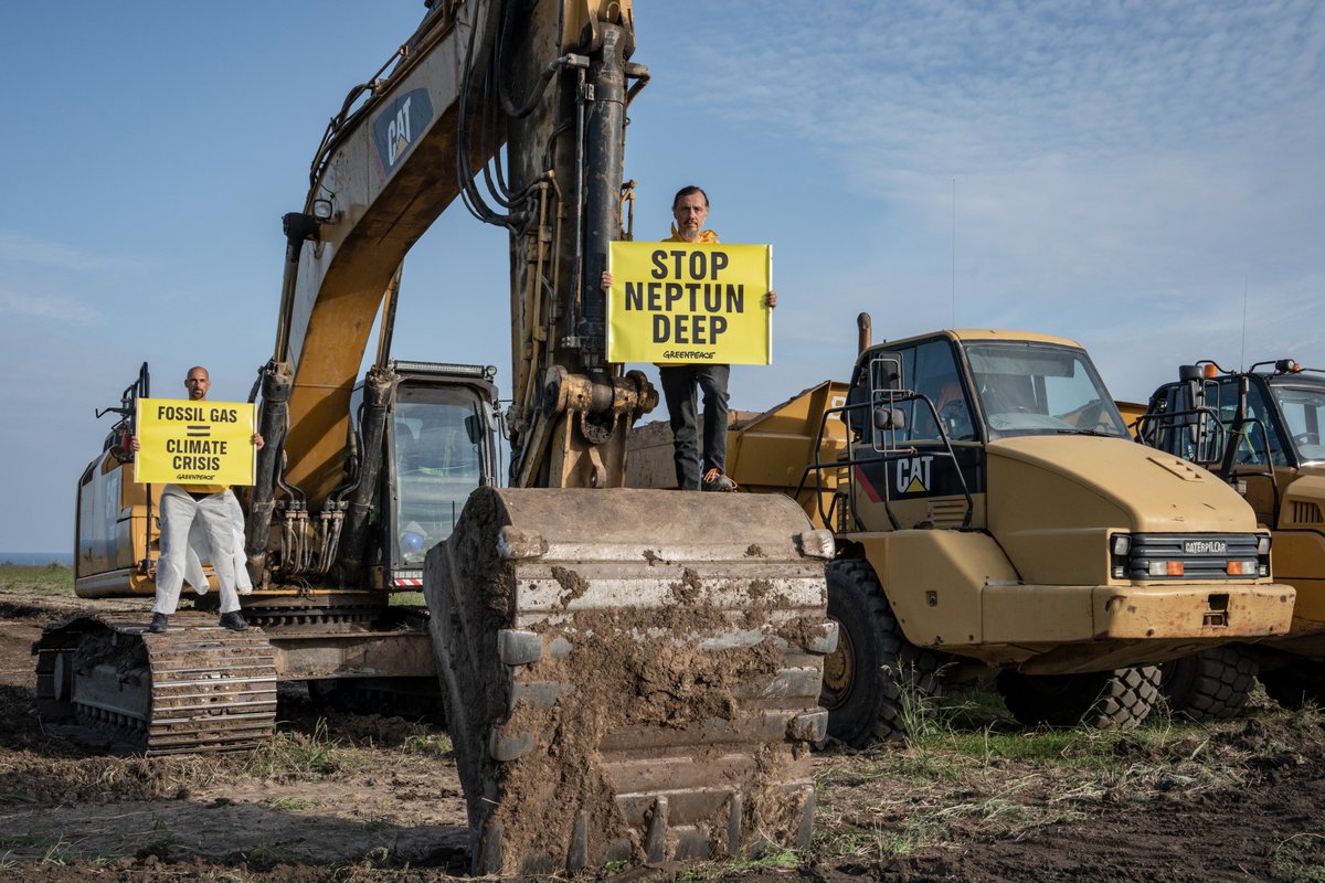 GreenpeaceRO's tweet photo. Greenpeace Romania protested at the Neptun Deep construction site, demanding an immediate halt to the project of gas extraction from the Black Sea, given the multiple risks and problems it poses. #StopNeptunDeep #NoNewGas https://t.co/X08yHfmQL7