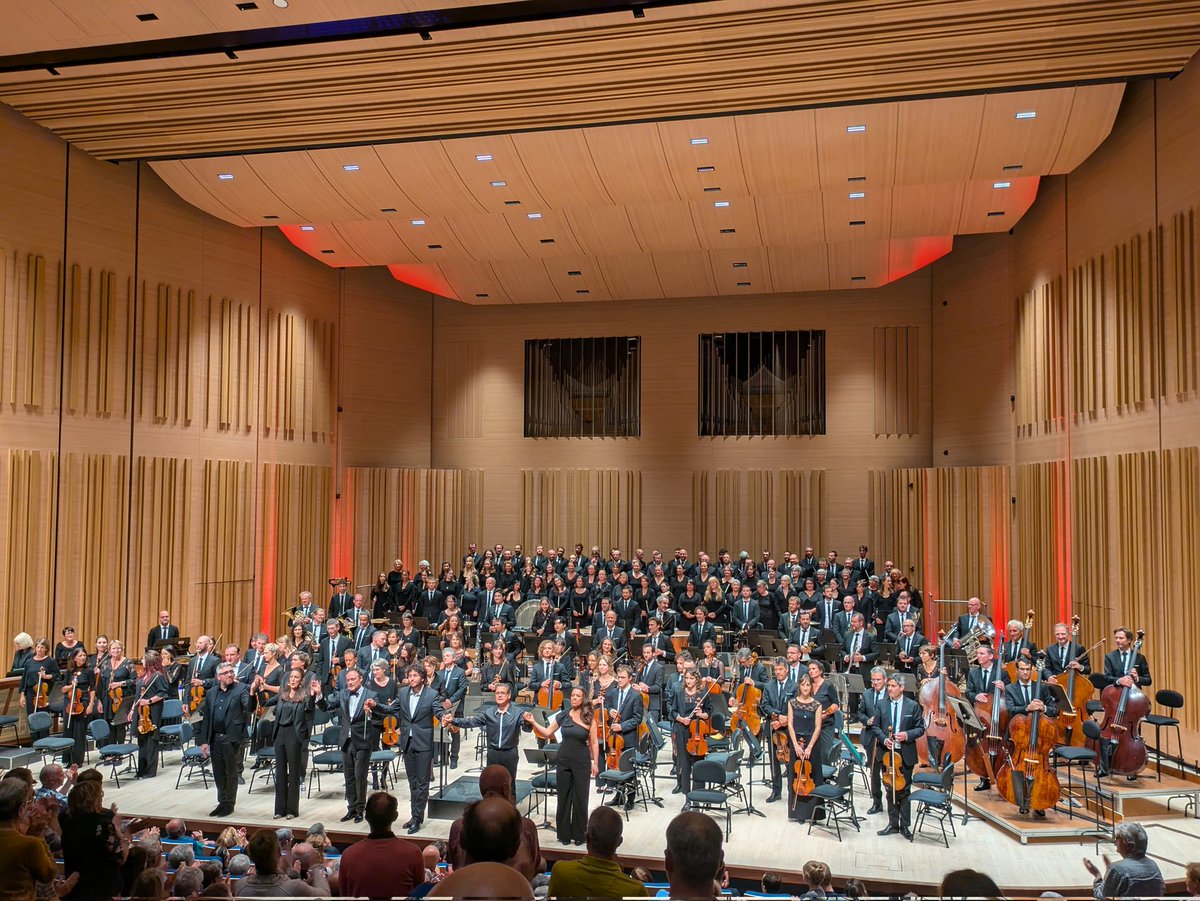 Orchestre National des Pays de la Loire - ONPL (@onpl_orchestre) on Twitter photo 🔥 Standing ovation pour le concert d'ouverture de la saison hier après-midi au Centre de Congrès d'Angers !
Toute la puissance de Carmina Burana dirigé par <a href="/SaschaGoetzel/">Sascha Goetzel</a> pour un concert grandiose 🌟
Merci aux musiciens et aux chanteurs pour leur prestation 👏
#concert 🔥 Standing ovation pour le concert d'ouverture de la saison hier après-midi au Centre de Congrès d'Angers !
Toute la puissance de Carmina Burana dirigé par <a href="/SaschaGoetzel/">Sascha Goetzel</a> pour un concert grandiose 🌟
Merci aux musiciens et aux chanteurs pour leur prestation 👏
#concert