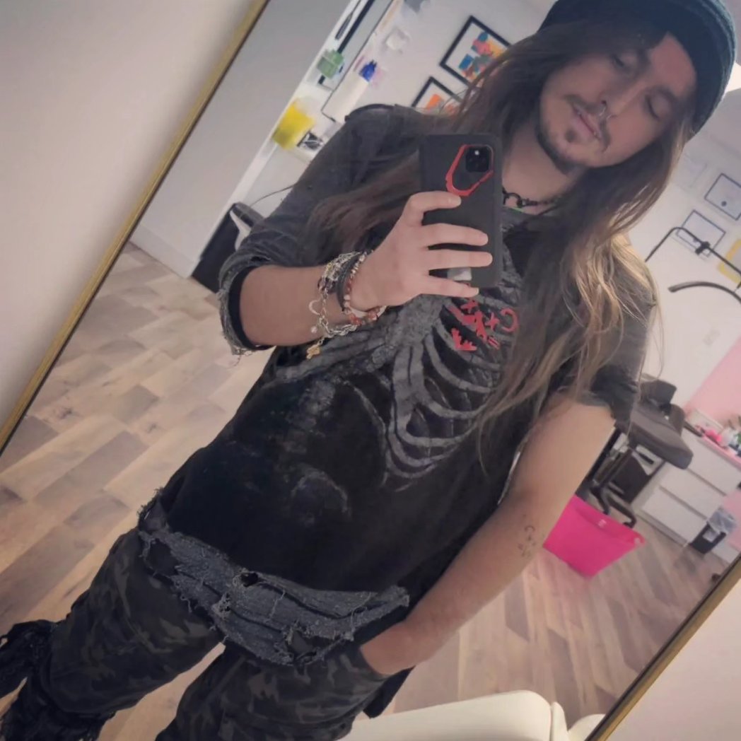 Sk8FastImTrash's tweet photo. Another photo dump since I never use this app anymore.

Reading some old tweets and seeing my growth/mistakes is fun sometimes.

No one will ever stop me from being me 🐀🖤 https://t.co/rb4tCPpJQZ
