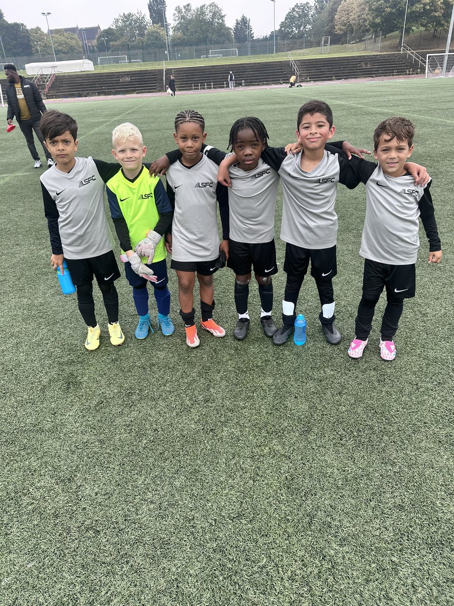 LSFC__'s tweet image. ⚪️⚫️ UNBEATEN START ⚪️⚫️

Well done to our U6-U16 teams, as our last 3 match days have resulted in 0 losses! Fantastic effort all around 🤍🖤

#WeAreLSFC