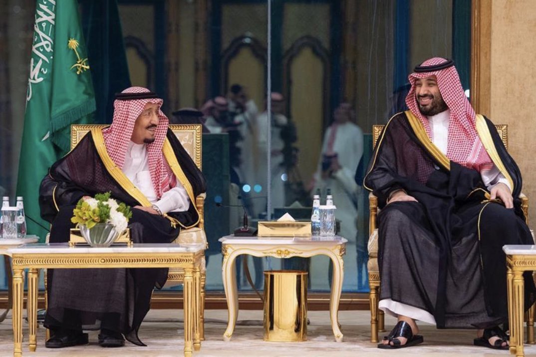 Aai__i's tweet photo. هذي البشوت اللي ذراها للجميع
وهذي المتون اللي تشيل احلامنا https://t.co/yh72HTgT5F