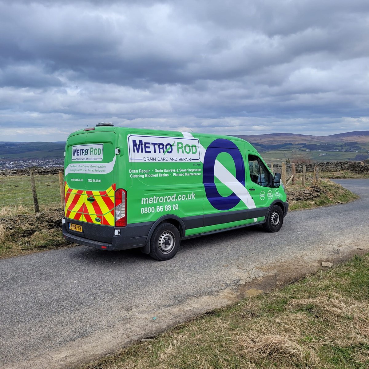 metrorodlancs's tweet photo. Look at that view😍 

Here is a picture our team captured whilst out on the road!

How scenic!🏞️ 

#mountain #hill #scenic #view #van #team #metrorod #wigan #drainage  #lancs https://t.co/AzMuYi3Uy0