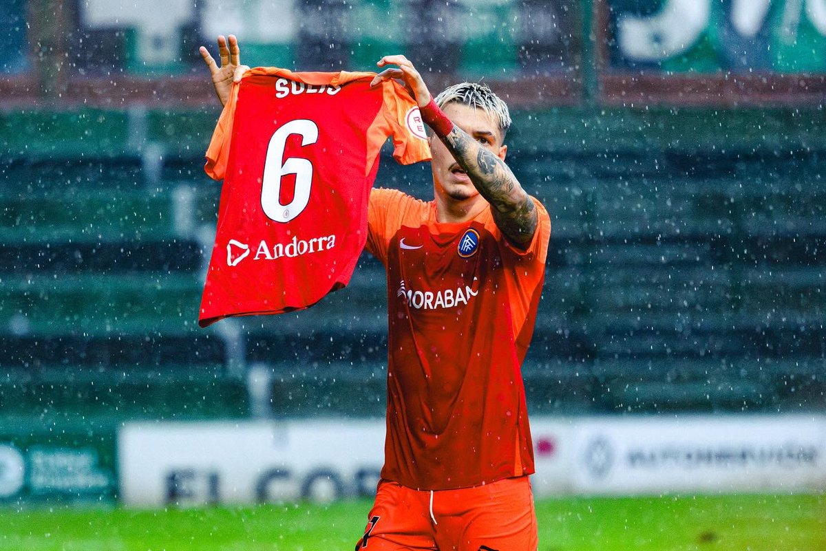 Gran esforç de tots per tornar amb els tres punts en un camp molt exigent i en unes condicions extremes. Aquesta va per tu Alberto. Seguim Equip! #SomTricolors🔵🟡🔴