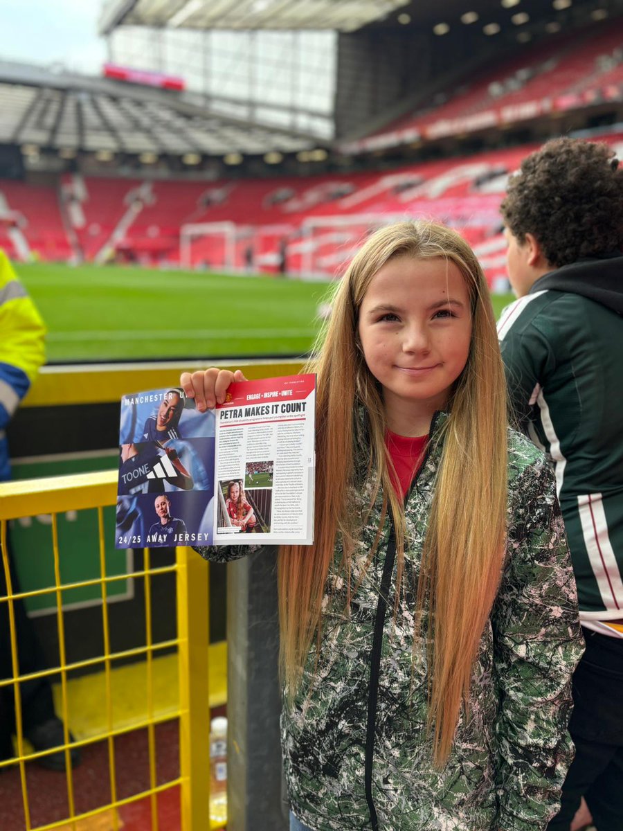 MU_Foundation's tweet image. United and ME 😆

#UnitedandMe star Petra loved seeing @ManUtdWomen win at #OldTrafford at the weekend - and seeing herself in the matchday programme and around the stadium! 📖🔴

🔗 Petra's story: bit.ly/3zub5UK

#MUWomen | #UnitedandPetra