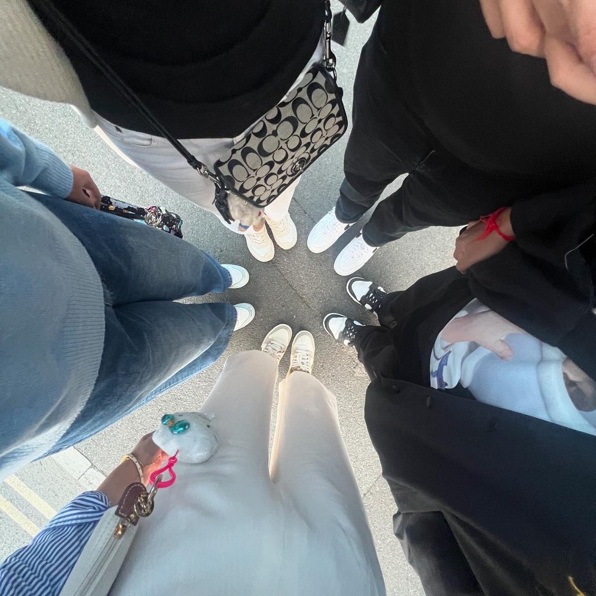 คะนวย. tweet media