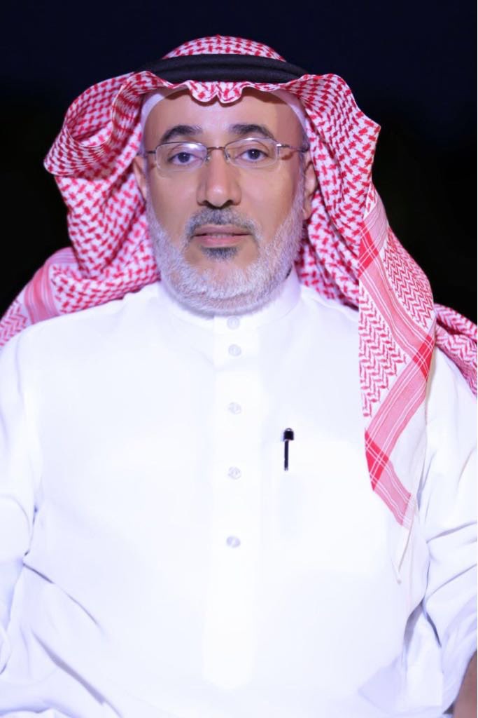 MHumaidhi's tweet photo. الذكرى (94) لليوم الوطني وتأسيس دولة العدل

https://t.co/3gjOywSIlx

نعيش هذه الأيام أفراح الذكرى الرابعة والتسعين لليوم الوطني للمملكة العربية السعودية ، وهي من المناسبات الوطنية الغالية على قلوبنا والخالدة في ذاكرتنا، حيث تتجدد سنوياً وتطل علينا وبلادنا تشهد المزيد من التطور والازدهار، ونحتفل بها في كل عام والوطن يحقق المزيد من الإنجازات المحلية ويحقق التقدم في المراكز العالمية في مختلف المجالات. 
ويشكل اليوم الوطني ذكرى توحيد المملكة أرضاً وإنساناً، ولم شتات القبائل التي كانت متناحرة على مساحة صحراوية شاسعة وتم طي تلك الصفحات المؤلمة من تاريخ المملكة على يد قائد محنك هو الملك عبدالعزيز بن عبدالرحمن آل سعود -طيب الله ثراه- لتحمل هذه المساحة الشاسعة الواسعة المباركة اسم المملكة العربية السعودية، هذه الدولة التي ولدت قوية ونمت بالحكمة والفكر والرأي حتى لمع اسمها في المحافل الدولية لما لها من دور محوري في خدمة المجتمع الدولي وإسهام فاعل في المبادرات الإنسانية ولثقلها الاقتصادي والمالي والسياسي ولدورها البارز في تحقيق الأمن والسلام إقليمياً ودولياً. 
هذه الذكرى عزيزة وغالية على نفوس الجميع، وهي مصدر فخر واعتزاز بالانتماء لهذا الوطن، كما أن منبع اعتزازنا أن دولتنا قامت على التوحيد وحباها الله بالحرمين الشريفين، وحباها بثروات استطاع ولاة الأمر – حفظهم الله – أن يحسنوا تدبيرها وإدارتها وتسخيرها لإحداث تنمية ونهضة كبيرة بل ومساعدة ومساندة المسلمين في كل أنحاء العالم وكذلك مساندة شعوب الإنسانية جميعاً، فضلاً عن تحقيق الأمن والأمان والاستقرار . 
الملك المؤسس – رحمه الله – قام بتأسيس دولة عظيمة رسخت ركائز وقيم العدل والمساواة وتحكيم الشريعة الإسلامية وأسس لقيام كيان عملاق أصبح اليوم قوة إقليمية ودولية هامة ورقماً صعباً في كل المعادلات في مختلف المجالات، وها هي المملكة تسير بخطى حثيثة لتحقيق التطلعات وتجسيد خططها ورؤيتها على أرض الواقع، من خلال قدراتها وكفاءاتها الوطنية المؤهلة تأهيلاً عالياً. 

وظل رهان الوطن على الإنسان السعودي، وعلى بناء قدراته وتسليحه بالعلم والمعرفة والفكر والتقنية الحديثة والتدريب والتأهيل للإسهام في دفع عجلة البناء والتنمية، وهذا ما جسدته رؤية 2030 التي جعلت الإنسان على رأس أولوياتها، وجعلت محور إعداده وتوظيفه والتعويل عليه من أدوات تحقيق هذه الرؤية المباركة. 
إن احتفالنا بهذه الذكرى العطرة يرسخ في أذهان الأجيال قصة التلاحم بين القيادة والمواطنين والتي بدأت منذ عهد المؤسس وحتى هذا العهد الزاهر الميمون عهد خادم الحرمين الشريفين الملك سلمان بن عبدالعزيز آل سعود، وصاحب السمو الملكي الأمير/ محمد بن سلمان بن عبدالعزيز، ولي العهد، رئيس مجلس الوزراء، كما أن هذا اليوم التاريخي يعكس الوحدة الحقيقية واللحمة التي أصبحت من ميزات هذا الشعب الأبي. 
إن الأساس المتين الذي قامت عليه المملكة العربية السعودية، وإصرار أبناء الملك المؤسس على اقتفاء أثره من أسباب وصول المملكة إلى موقعها الريادي اليوم لتحتل موقعاً مرموقاً بين الدول المتقدمة من حيث قوة الاقتصاد والمال والمستوى المعيشي والأمن والاستقرار وجذب الاستثمارات والنهضة العمرانية والسياحية والصناعية والرياضية وغيرها. 
نرفع التهنئة بهذه المناسبة لمقام خادم الحرمين الشريفين الملك سلمان بن عبدالعزيز، ولصاحب السمو الملكي الأمير/ محمد بن سلمان بن عبد العزيز، ولي العهد، رئيس مجلس الوزراء وللشعب السعودي الوفي الأبي، سائلين الله عز وجل لبلادنا دوام نعمة الأمن والاستقرار ، ولولاة أمرنا موفور الصحة والعافية. 
*** 
- د. حمد السويلم