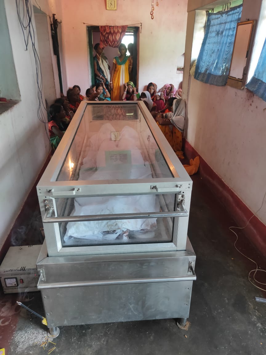 yourBabulal's tweet photo. उत्पाद सिपाही भर्ती की मौत की दौड़ ने झारखंड के एक और होनहार युवा की जिंदगी छिन ली। रामगढ़ जिले के पतरातू निवासी अन्नू कुमार बेदिया घर से उत्पाद सिपाही बनने का सपना लेकर निकले थे, लेकिन हेमंत सरकार ने ताबूत में अन्नू की लाश घर भिजवाई। हेमंत सरकार की बदइंतजामी ने अन्नू से उनकी सांसे छिन ली।

झामुमो कांग्रेस सरकार के द्वारा आयोजित उत्पाद सिपाही भर्ती के मौत की दौड़ में अब तक करीब 20 युवा अपनी जान गंवा चुके हैं। कई युवा कब भी गंभीर रूप से घायल होकर अस्पताल में जिंदगी की लड़ाई लड़ रहे हैं।

देशभर में आजतक जितनी भी भर्ती परीक्षाएं हुई हैं, उनके इतिहास में इतने युवाओं ने अपनी जान नहीं गंवाई है।

उन 20 युवकों के माता-पिता ने कल्पना भी नहीं की होगी कि नौकरी पाने के अपने मां बाप का आशीर्वाद लेकर निकला उनका बेटा कफ़न में लिपटा हुआ वापस आएगा। सिपाही बनने का सपना लेकर घर से निकला उनका बेटा सरकार की लापरवाही के कारण सांसों की जंग हार जाएगा।

झूठी वाहवाही लूटने की चाहत में अब तक 20 परिवारों को उजाड़ चुकी यह हेमंत सरकार ना जाने कितने और नौजवानों की जान लेगी?

यदि हेमंत सरकार चाहती तो इन मौतों को रोक सकती थी। जब पहली घटना हुई थी, तभी इसके कारणों की विवेचना कर दौड़ की दूरी घटाई जा सकती थी। दौड़ के क्रम में घायल युवाओं को बेहतर स्वास्थ्य सुविधा, भर्ती स्थलों पर अनुभवी चिकित्सक का प्रबंध, उपयुक्त मौसम आदि जैसे सुरक्षात्मक उपाय कर सकती थी... लेकिन कई मौतों के बाद सरकार ने खानापूर्ति के लिए समीक्षा बैठक की, अफवाह फैलाया और फिर से मौत की दौड़ शुरू कर दी!

यह निष्ठुर सरकार है, संवेदनहीन सरकार है। देश के इतिहास की सबसे क्रूर सरकार है। एक अदद नौकरी की तलाश में जान गंवा चुके 20 युवाओं को, उनके परिजनों को इंसाफ दिलाने के लिए हमें एकजुट होकर आदमखोर हेमंत सरकार के खिलाफ न्याय की लड़ाई लड़नी होगी।

@BJP4India @narendramodi @JPNadda @AmitShah @blsanthosh @ChouhanShivraj @Himantabiswa @LKBajpaiBJP @BJP4Jharkhand @ANI