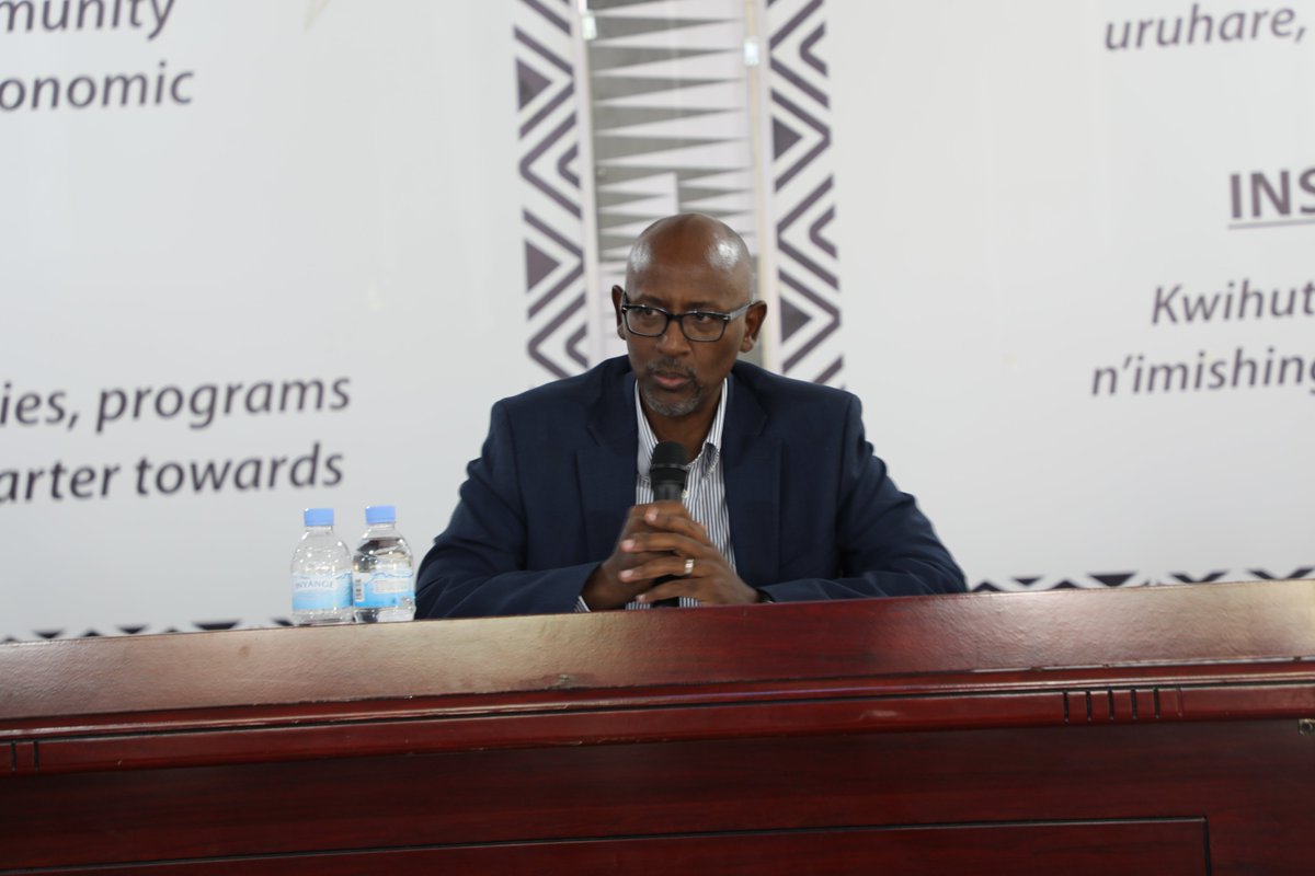 Rwanda_Edu's tweet photo. Aka kanya: Nyakubahwa Minisitiri w'Uburezi @JosephNsengiman ari kumwe n'Umunyamabanga wa Leta @ClaudetteIrere na Guverineri @PudenceR bayoboye inama yaguye muri @RwandaEast igamije kuganira ku ishusho y’uburezi muri iyi minsi ya mbere y'itangira ry'umwaka w’amashuri 2024/2025. https://t.co/dzWabwiNth