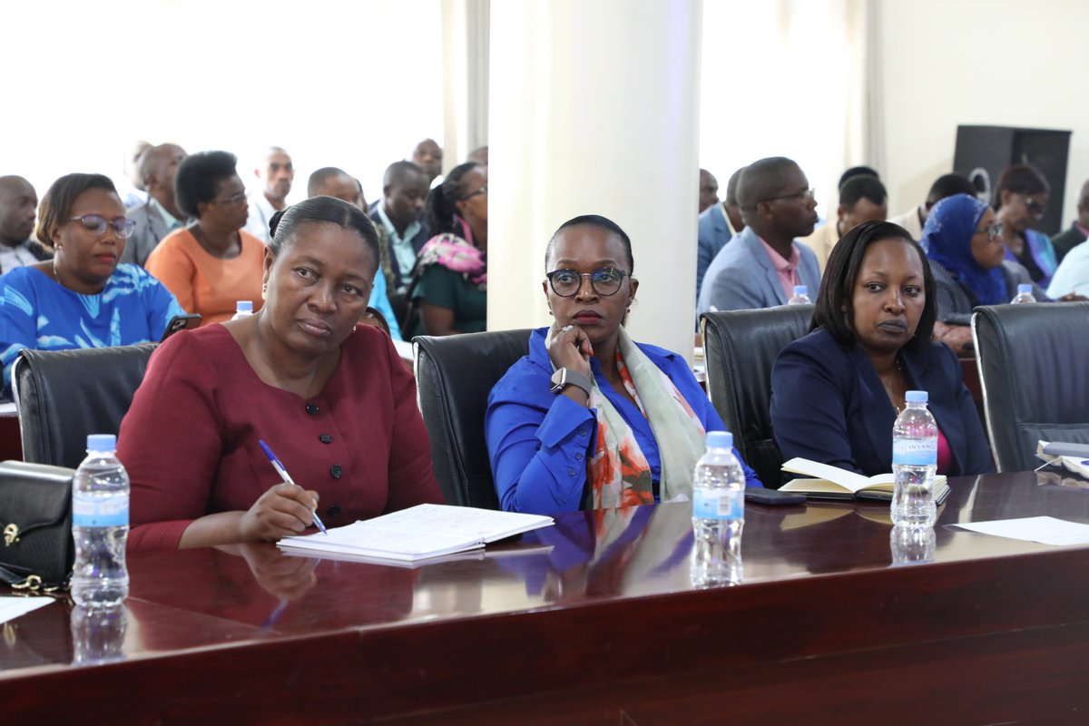 Rwanda_Edu's tweet photo. Aka kanya: Nyakubahwa Minisitiri w'Uburezi @JosephNsengiman ari kumwe n'Umunyamabanga wa Leta @ClaudetteIrere na Guverineri @PudenceR bayoboye inama yaguye muri @RwandaEast igamije kuganira ku ishusho y’uburezi muri iyi minsi ya mbere y'itangira ry'umwaka w’amashuri 2024/2025. https://t.co/dzWabwiNth