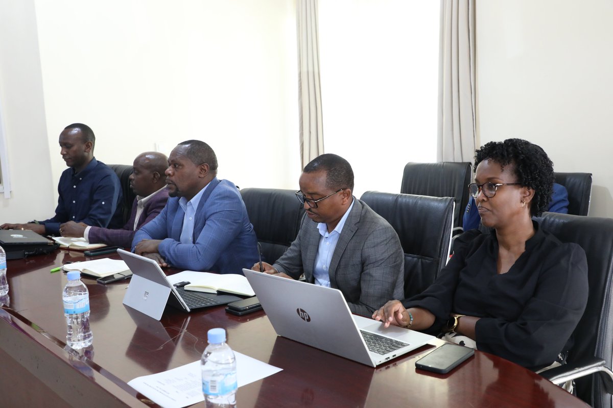 Rwanda_Edu's tweet photo. Aka kanya: Nyakubahwa Minisitiri w'Uburezi @JosephNsengiman ari kumwe n'Umunyamabanga wa Leta @ClaudetteIrere na Guverineri @PudenceR bayoboye inama yaguye muri @RwandaEast igamije kuganira ku ishusho y’uburezi muri iyi minsi ya mbere y'itangira ry'umwaka w’amashuri 2024/2025. https://t.co/dzWabwiNth