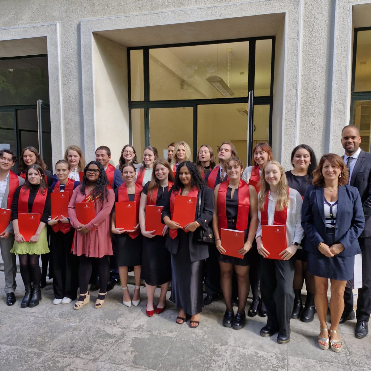 CDPCAssasUniv's tweet photo. Félicitations aux étudiantes et étudiants du Master II Droit public comparé de l'Université Paris-Panthéon-Assas @AssasUniversite qui ont reçu leur diplôme en présence de la marraine de la promotion, Julie Heisserer, et des directeurs du Master @ChDenizeau et @IdrisFassassi. https://t.co/IUYUZBhxrl