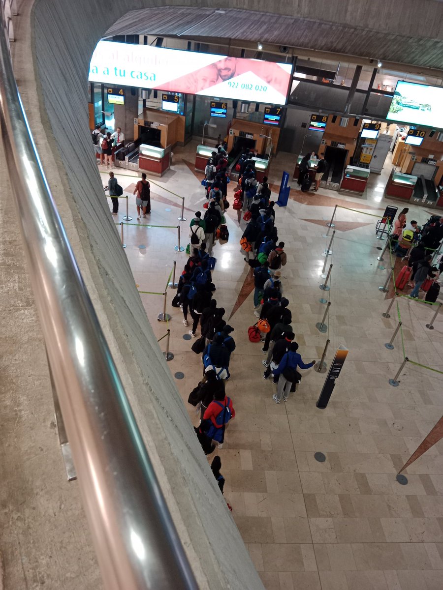 vitoquiles's tweet photo. A las 7:30 de la mañana el Gobierno ha trasladado a cientos de inmigrantes ilegales a Madrid desde el aeropuerto de Tenerife.

Un avión fletado para seguir distribuyendo por España a personas sin identificación y con nula capacidad de adaptación. 

Lo mejor está por venir. https://t.co/emiiTmY8z6