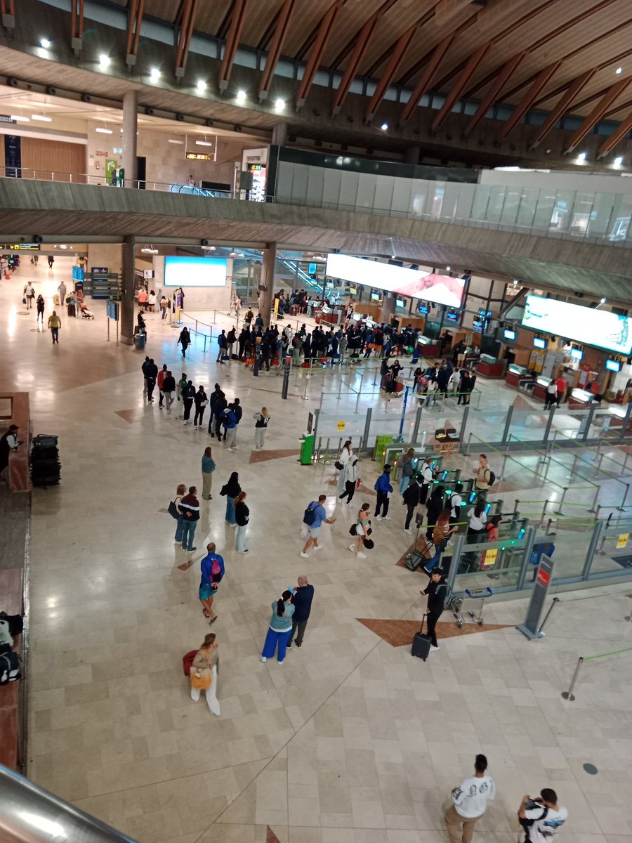 vitoquiles's tweet photo. A las 7:30 de la mañana el Gobierno ha trasladado a cientos de inmigrantes ilegales a Madrid desde el aeropuerto de Tenerife.

Un avión fletado para seguir distribuyendo por España a personas sin identificación y con nula capacidad de adaptación. 

Lo mejor está por venir. https://t.co/emiiTmY8z6