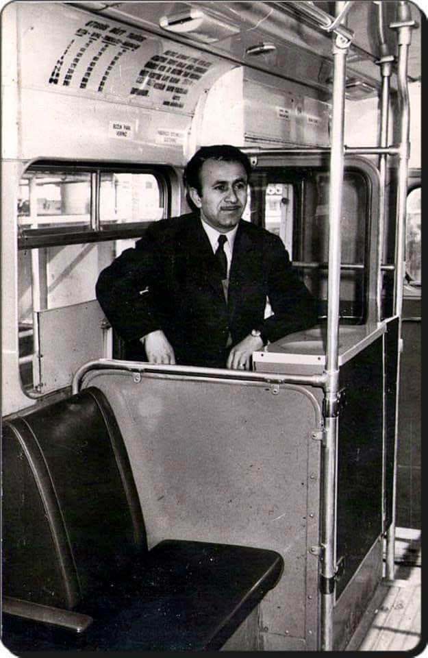 Eskilerden bir fotoğraf karesi. Toplu taşıma otobüslerinin biletlerini kontrol edip, imha eden biletçiler vardı. Bazen yolcular balık istifi yolculuk yaparken onların konumu  First Class havasındaydı!

Hey gidi günler hey.