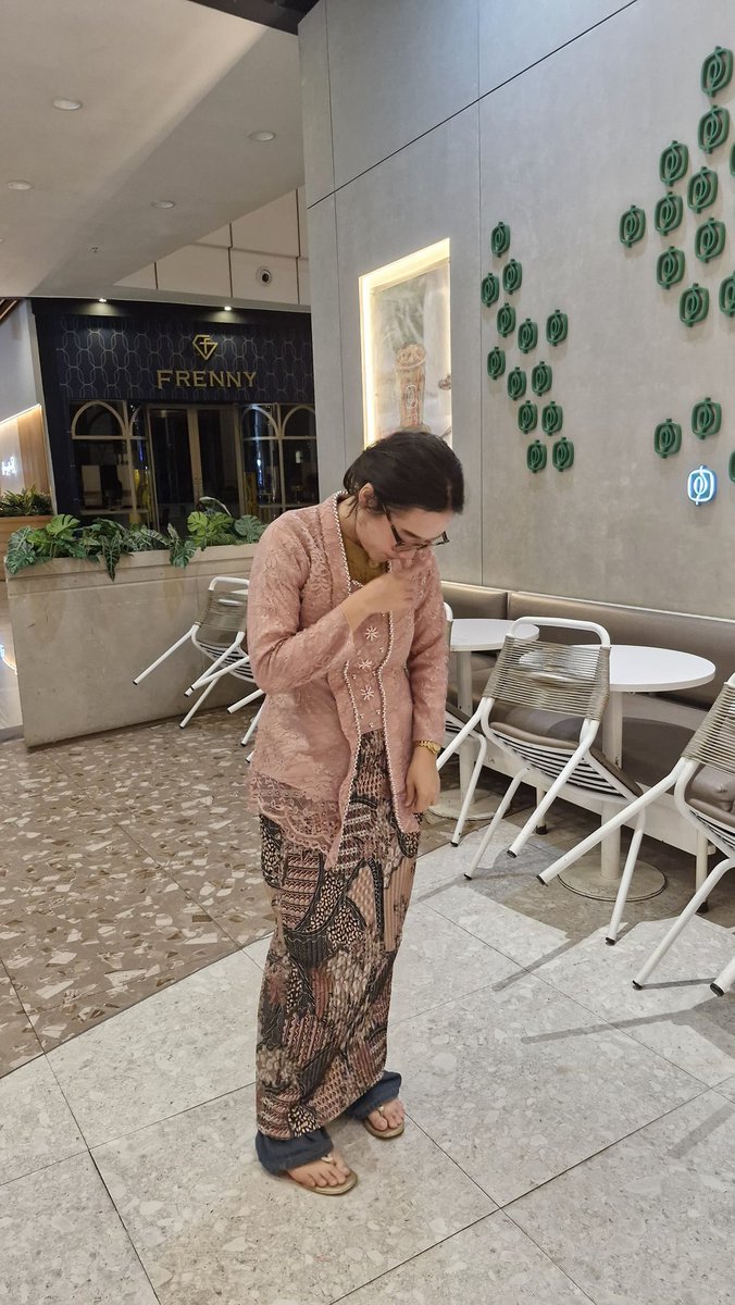 wandashl17's tweet photo. scorpio emg gt ya diem diem suka potoin? soalnya galeri eang poto gua semua setan. mending cakep, bojod. tp sedih si niken mau nikah https://t.co/c9WHEDfQgd
