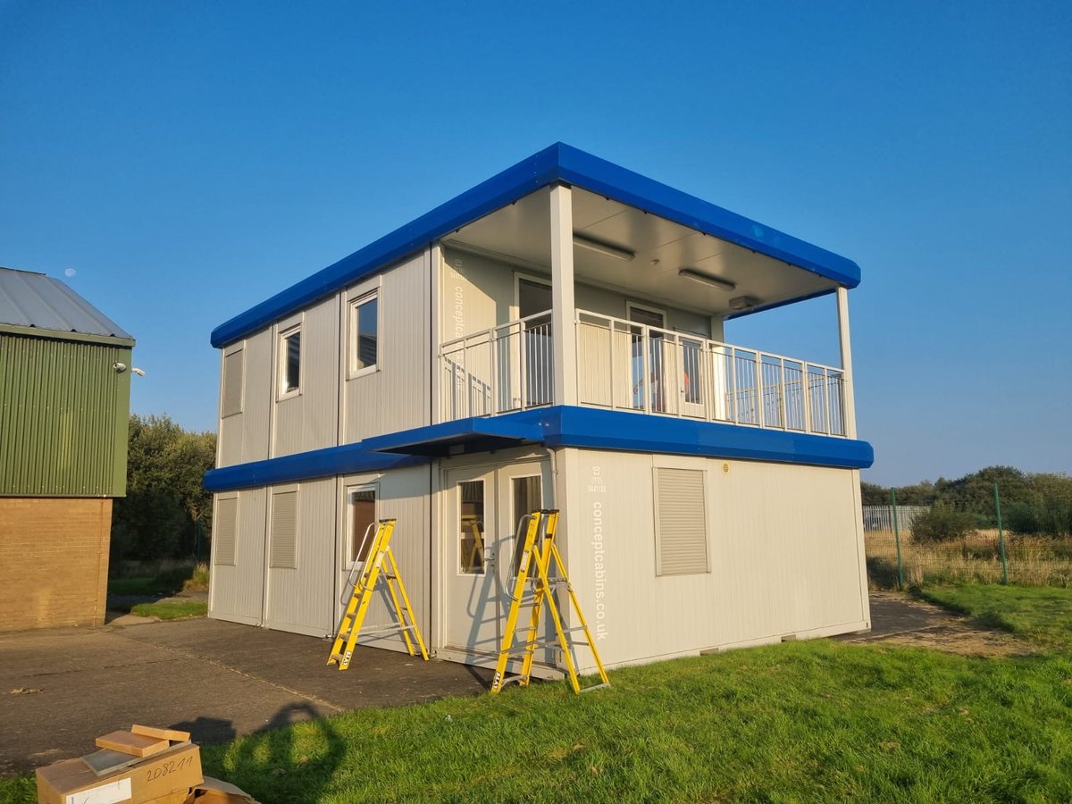 ConceptCabins's tweet photo. From Ilkeston to Snowdonia 🇬🇧🏴󠁧󠁢󠁷󠁬󠁳󠁿 Last week we dismantled, transported &amp; reassembled our 4 on 4 Bay (32' x 20) show building at our client's site in a matter of days as they were looking for a quick office solution. We also resprayed the fascia to match their branding! https://t.co/9jDjWEmvXe
