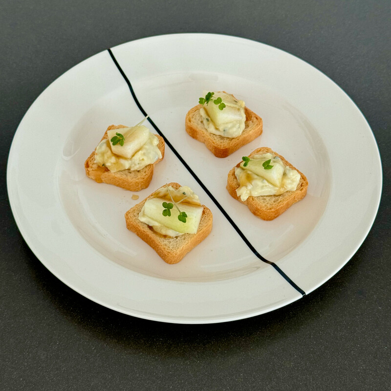 Appetizer with pears and blue cheese

Making appetizers can be stressful. But not in this case. This appetizer with pears and blue cheese is simple, tasty and surprising.

#bluecheese #danishblue #pears #watercress
surprising.recipes/2014/12/14/pea…