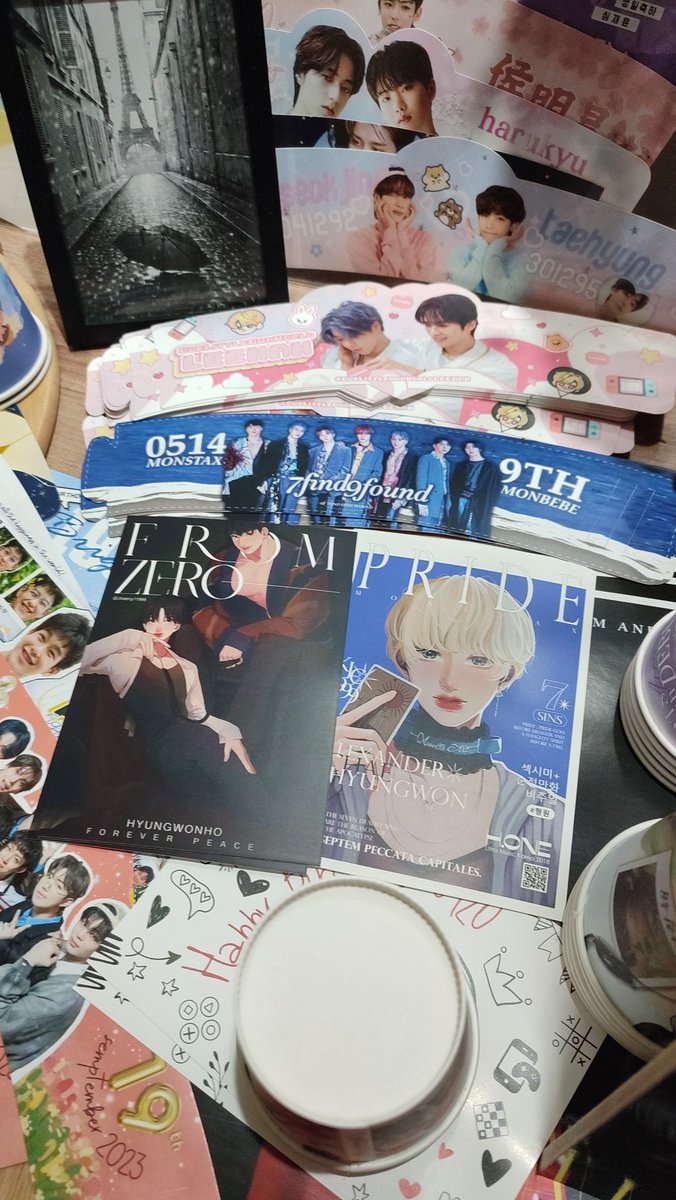 mxmb1426's tweet photo. สำหรับมอนเบเบ้ วีนี่ คนไหนที่พลาดงานนี้ไป ที่ร้าน @BakeItBright ยังมีคัพสลีปกับโปสการ์ดแฟนอาร์ตจากคุณ @KJC1999_ นะคะ และเฟรมโฟโต้บู๊ทของงาน #If7FindOnly9Found จะอยู่ถึงวันที่ 10 ตุลาคม 2024 แวะไปถ่ายกันได้นะคะ💙 https://t.co/oLfUgbpNWF
