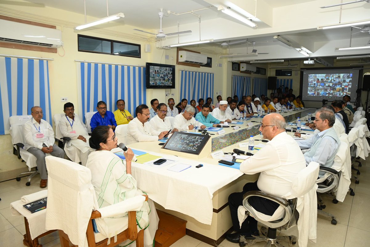 MamataOfficial's tweet photo. Today, I chaired an administrative review meeting in Purba Bardhaman to assess the flood situation in the region.

I have directed all Government officials to be present on the ground, personally evaluating the extent of the damage, and taking immediate steps to alleviate the misery of those affected.