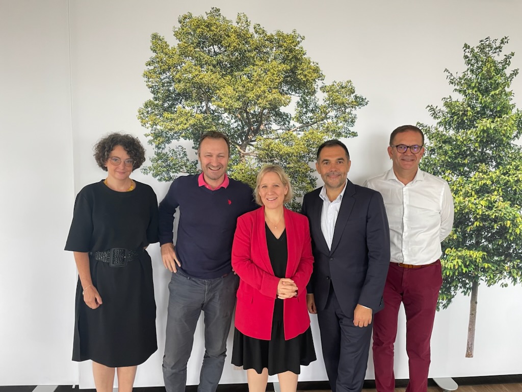 junique_s's tweet photo. Notre pays regorge d’initiatives et de porteurs de projets qui osent et innovent pour faciliter l'accès à la #Santé et à la #Prévention dans les territoires.

La @caissedesdepots et le @Groupe_VYV accompagnent ces dynamiques d’acteurs par l’intermédiaire de l'association #Assist (Association Innovation, santé et territoires) fondée en 2021.

Après 3 ans d’activité, nous tirons un bilan très positif :
👉 24 projets soutenus à travers la France.
👉 Un accompagnement financier de 1,12 M€.

Il y a quelques jours, j’ai été très heureux d’accueillir, aux côtés de @BerthomeKermoal, les 12 lauréats retenus en 2023 par #Assist dans le cadre de l’appel à projets sur la promotion de la santé et la prévention dans les territoires, pour une journée d’échanges.

Notre engagement se poursuit cette année avec un nouvel appel à projets sur la thématique « Bien vivre dans son environnement ». Cet appel vise à soutenir des initiatives qui s’engagent positivement sur les déterminants de santé environnementaux tels que le logement ou le bâti, l’urbanisme, les transports, l’alimentation, la pollution (sonore, lumineuse, chimique, ...), l’économie circulaire (déchets, eau, ...) ou la biodiversité.

@christelsangui1 @PapinBruno