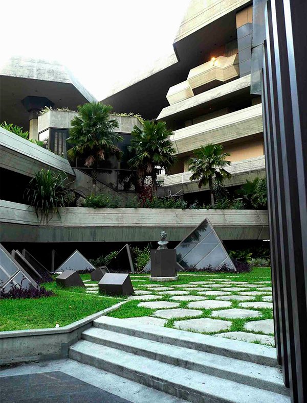 fjaranguren's tweet image. Teatro Teresa Carreño (Libertador, Venezuela). Arquitectos Tomás Lugo, Dietrich Kunckel, Jesús Sandoval (1983)
#brutalmonday