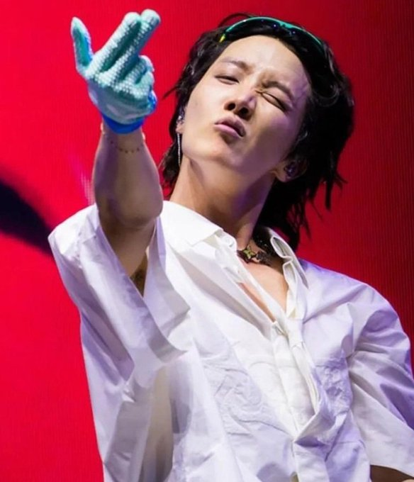 uarmyvibe's tweet photo. RT + REPLY    
롤라팔루자 한국가수 최초 헤드라이너  
BEST HEADLINER J-HOPE  
HOBIPALOOZA  
WE LOVE YOU HOBI  
OUR PRIDE HOSEOK   
OUR FOREVER ARTIST JHOPE   
WAITING FOR HOBI https://t.co/hOcmu004Rg