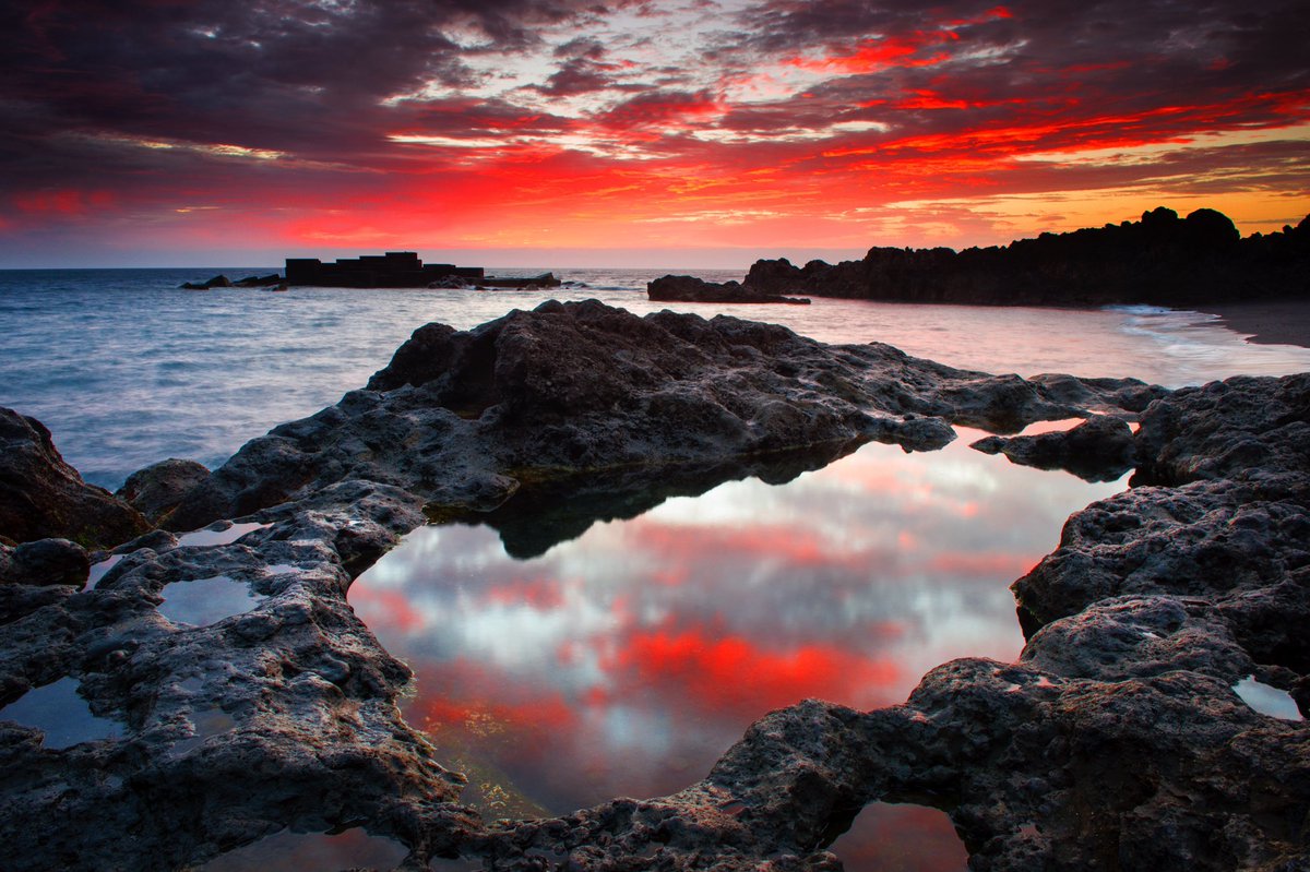 🤩 Que se mueran de envidia los hoteles “Cinco Estrellas GL (gran lujo)” con nuestro jacuzzi natural en la playa de #LosCancajos 🏊 Además, multiusos: si necesitas peinarte y no tienes espejo, te alongas y problema resuelto 👀🪞

#BreñaBaja #LaPalma #Canarias