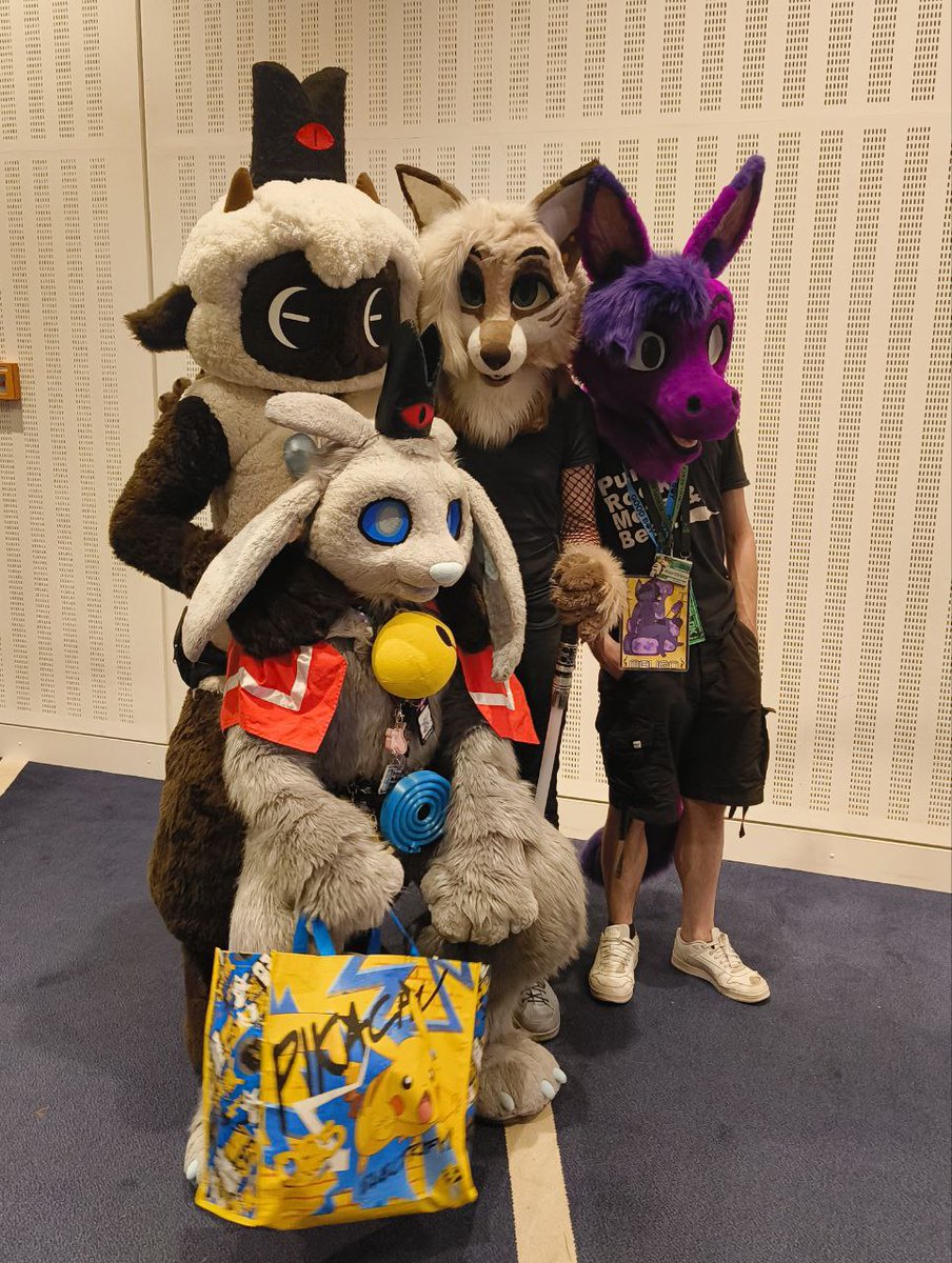 FoxSibuna's tweet photo. Thanks for this great con and all you sweet fluffs that were there❤️🦊 #Eurofurence28 https://t.co/Oy7iuq6tNF