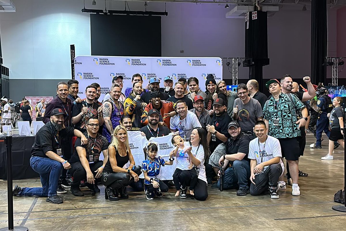 MiKeMcDnet's tweet image. Had a blast meeting up w/ more of the @MortalKombat #Kommunity, &amp;amp; special #MK3 guests, like @NoobDe @TheRealSaibot @Sal_DiVita @KerriAnnGallery at @GameOnCleveland.
A great time had by all &amp;amp; all for a good cause as funds still being raised for @RaidenScience (#UBA5 research).