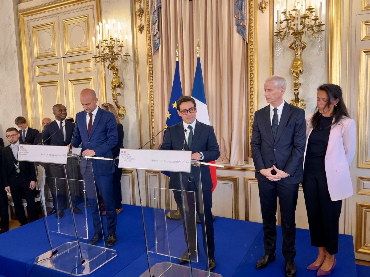 🇫🇷🌍Lors de la cérémonie de passation ce matin au Quai d’Orsay avec MM. <a href="/steph_sejourne/">Stéphane Séjourné</a> et <a href="/jnbarrot/">Jean-Noël Barrot</a>, notre Présidente <a href="/MarianneMgn/">Marianne Magnin, FRSA</a> eut le plaisir de présenter le MDFE auprès de  Mme <a href="/sophieprimas/">Sophie Primas</a>, Ministre déléguée chargée du Commerce extérieur et des Français de l’étranger.