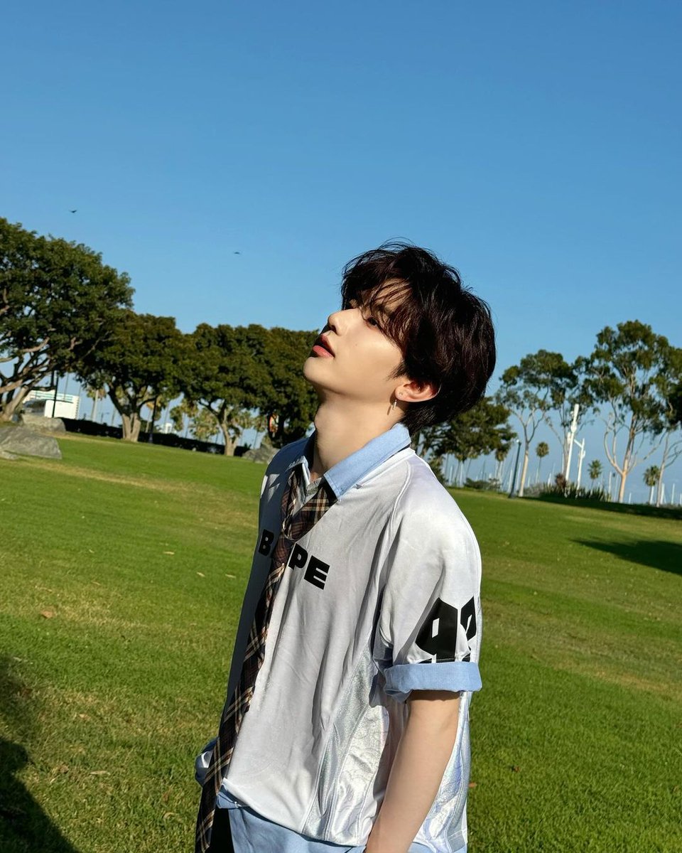 With half of the sun's body about to disappear, savouring the moment is something to look forward to. The wind blowing across the skin adds a sense of serenity. Everyone was mesmerised by this precious moment.