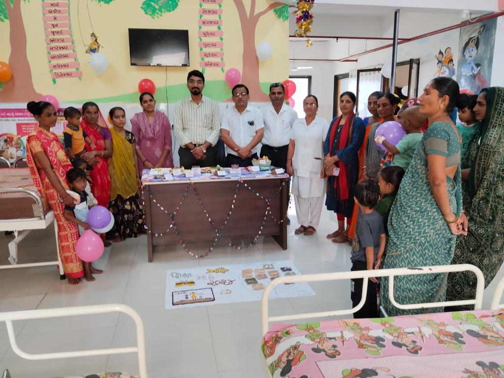 CdhoSabarkantha's tweet image. સહી પોષણ.. દેશ રોશન..

ઇડર #cmtc ખાતે પોષણ માહ ઉજવણી. @THOIDAR
 અને #SDH ઇડરના બાળરોગ નિષ્ણાતે ઉપસ્થિત રહી માતા, બાળકોને સ્વસ્થ જીવનશૈલી અંતર્ગત માર્ગદર્શન આપેલ.

સ્ટાફ દ્વારા સ્થાનિકપૌષ્ટિક વાનગીઓનું નિદર્શન કરી સહુને પોષણ શિક્ષણ આપેલ.

#PoshanMaah #HealthyFood #HealthyEating