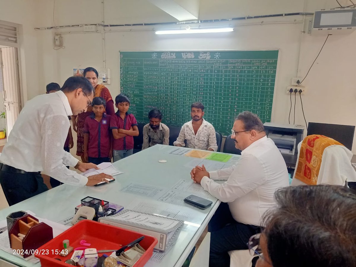 CollectorGnr's tweet photo. આજરોજ ગાંધીનગર તાલુકાના ટિંટોડા ગામ ખાતે વિદ્યાર્થીઓને શિષ્યવૃત્તિ આપવા બાબતે જરૂરી એવી ઈ-કે.વાય.સી.ની કામગીરીના નિરીક્ષણ અર્થે ગ્રામપંચાયત કચેરી તથા પ્રાથમિક શાળાની મુલાકાત લીધી તથા જરૂરી સદર કામગીરી ઝડપથી પૂર્ણ કરવા સારૂ જરૂરી સુચનો કર્યા #titoda #ekyc #childeducation #primaryeducation #governmentscholarship #gadhinagar @CMOGuj @revenuegujarat @infogujarat @JayantiRavi