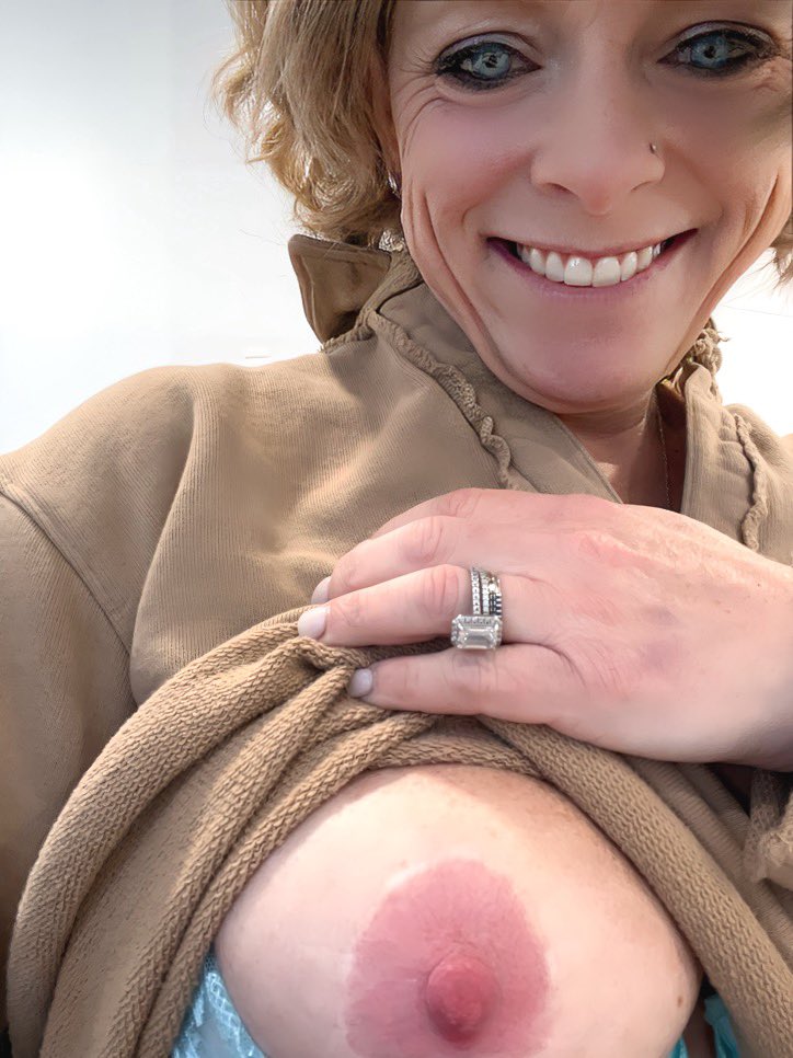 nottynomaha's tweet photo. 2nd day of fall and her office is cold! #nipply https://t.co/yZQ7jt4T9k