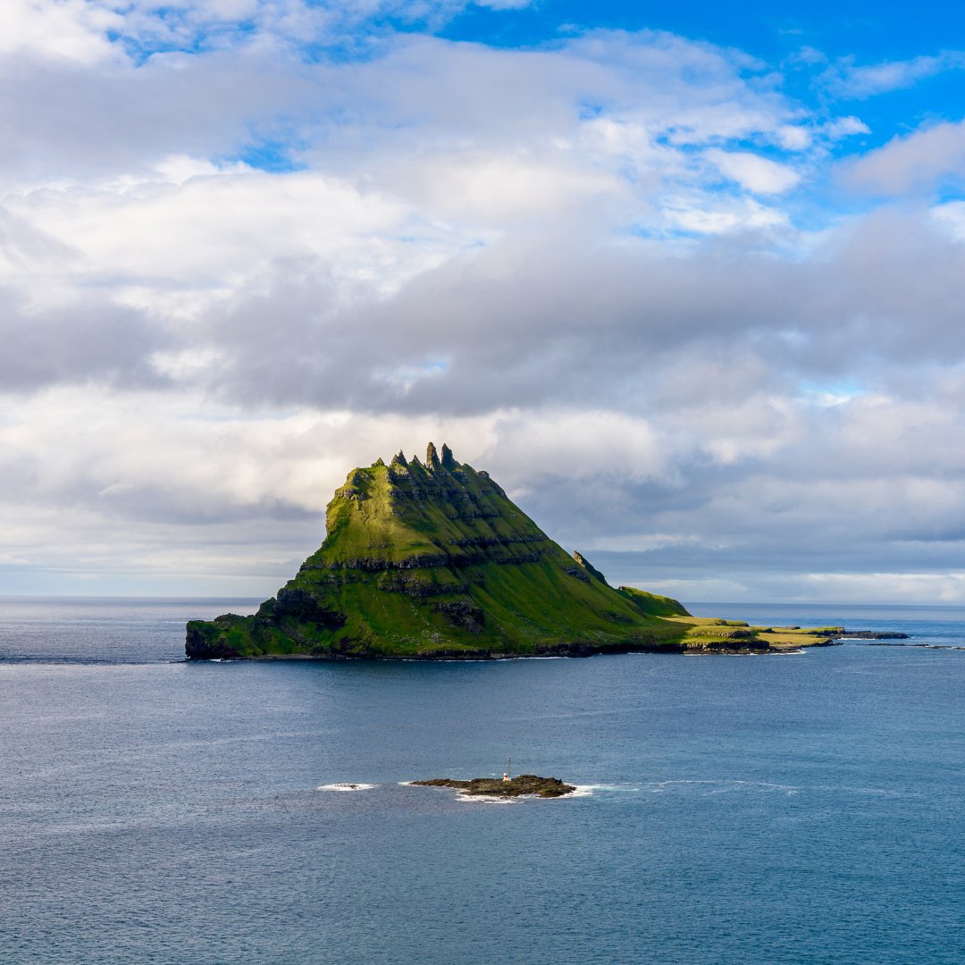 WolphUK's tweet photo. The stunning beauty of the Faroe Islands in Denmark boasts dramatic cliffs that meet the serene sea. 

Fun fact: These remote islands are home to more sheep than people, offering a tranquil escape into nature's embrace.
#FaroeIslands #NatureLovers #ScenicViews #TravelDenmark https://t.co/auV2WjZTZo