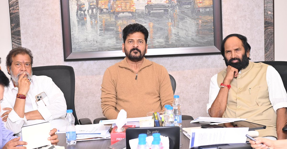 revanth_anumula's tweet image. రాష్ట్ర వైద్య రంగంలో విప్లవాత్మక నిర్ణయమైన…ప్రతి పౌరుడికి డిజిటిల్ హెల్త్ కార్డుల జారీకి సంబంధించి వైద్య ఆరోగ్య శాఖ ఉన్నతాధికారులతో సమీక్ష నిర్వహించడం జరిగింది.

ఈ సమీక్షలో వైద్య ఆరోగ్య శాఖ మంత్రి
 శ్రీ దామోదర రాజనర్సింహ గారు భారీ నీటిపారుదల శాఖ మంత్రి…శ్రీ ఎన్ ఉత్తమ్ కుమార్…