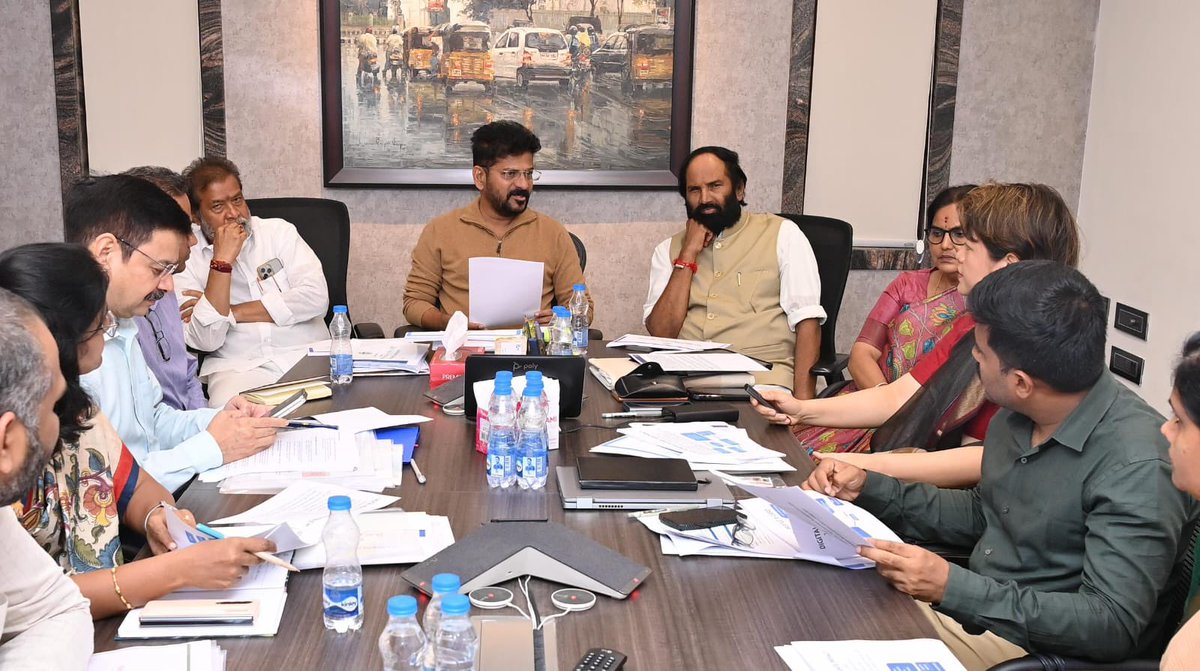 revanth_anumula's tweet image. రాష్ట్ర వైద్య రంగంలో విప్లవాత్మక నిర్ణయమైన…ప్రతి పౌరుడికి డిజిటిల్ హెల్త్ కార్డుల జారీకి సంబంధించి వైద్య ఆరోగ్య శాఖ ఉన్నతాధికారులతో సమీక్ష నిర్వహించడం జరిగింది.

ఈ సమీక్షలో వైద్య ఆరోగ్య శాఖ మంత్రి
 శ్రీ దామోదర రాజనర్సింహ గారు భారీ నీటిపారుదల శాఖ మంత్రి…శ్రీ ఎన్ ఉత్తమ్ కుమార్…