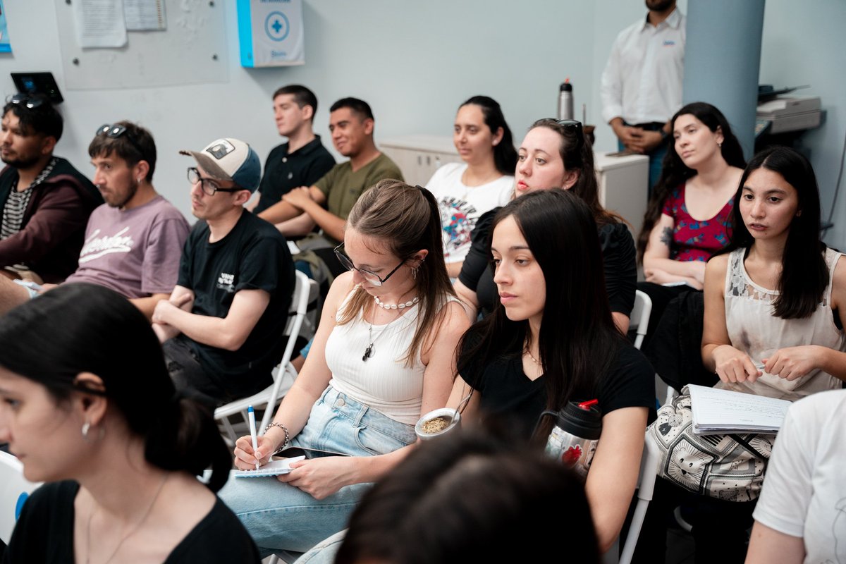 🤝🏼 Junto al Copnaf realizamos dos jornadas de capacitaciones a estudiantes becados de toda la provincia que forman parte del #EducandoenMovimiento, sobre herramientas para la detección temprana de violencias contra la niñez y adolescencia 
📲 Más info: bit.ly/CapEducando