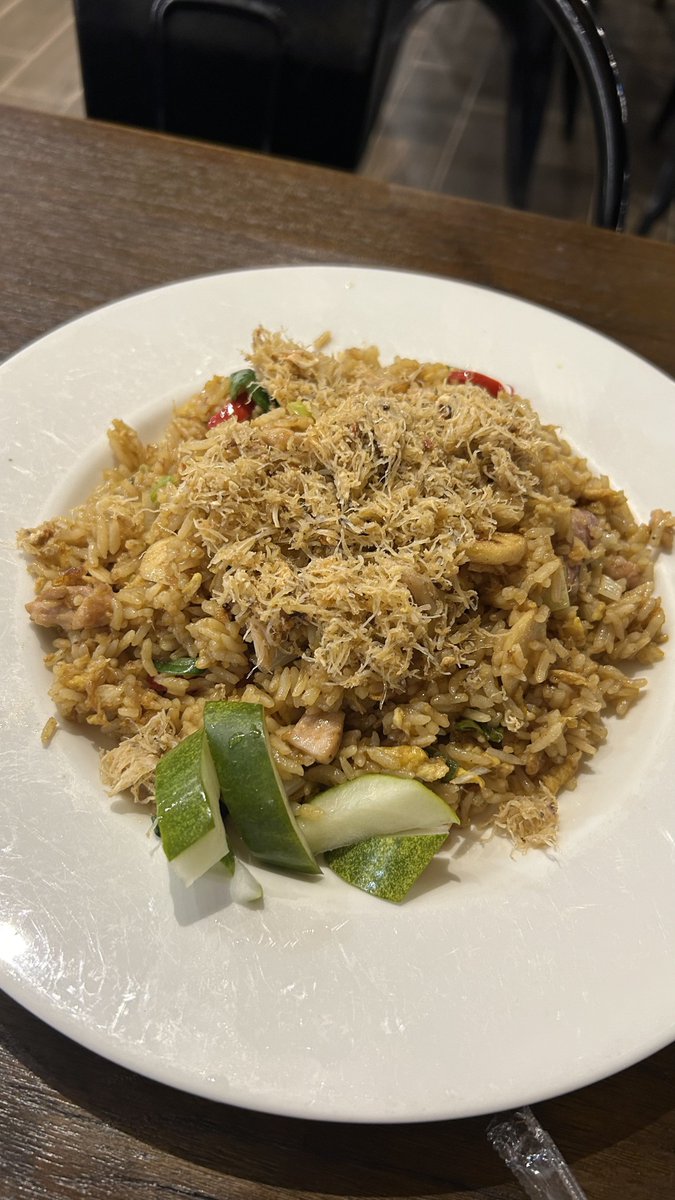 brushedbykarin_'s tweet photo. 4. Solaria 
Harga ⭐️3/5
Rasa ⭐️4.5/5 
Turns out menu yg nasgor kepiting rajungan nya enak. Aku selalu suka es teh nya solaria kyk yg pas aja gitu buat sebuah “es teh” wkwk??? Tp ini jg makanan awal bulan aja buat anak kos, klo udh akhir bulan ya nasgor paklek pramuka aja😭🥰 https://t.co/CRzb4fd7o3