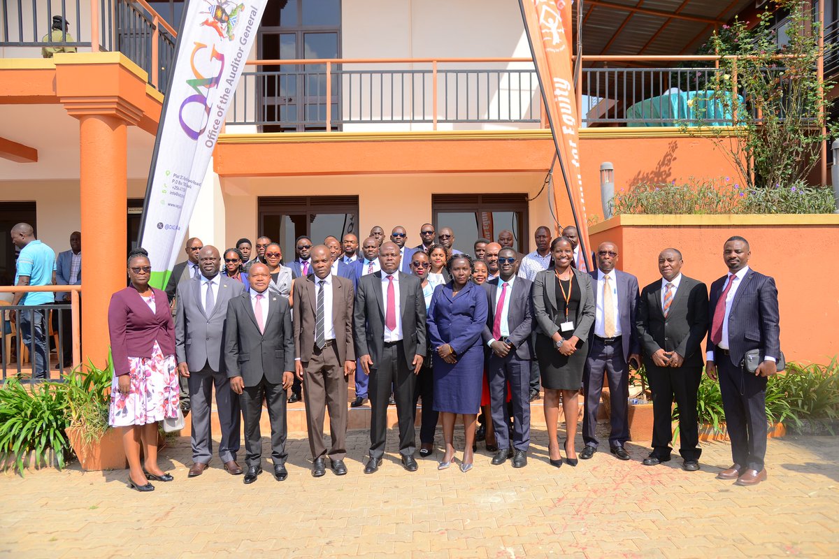 Auditor General Mr. Edward Akol is in western Uganda, engaging key stakeholders and OAG staff in the Mbarara Regional Office. Stakeholders have pledged to support the Auditor General in the fight against corruption by reporting corrupt practices in the region. 

AG informed