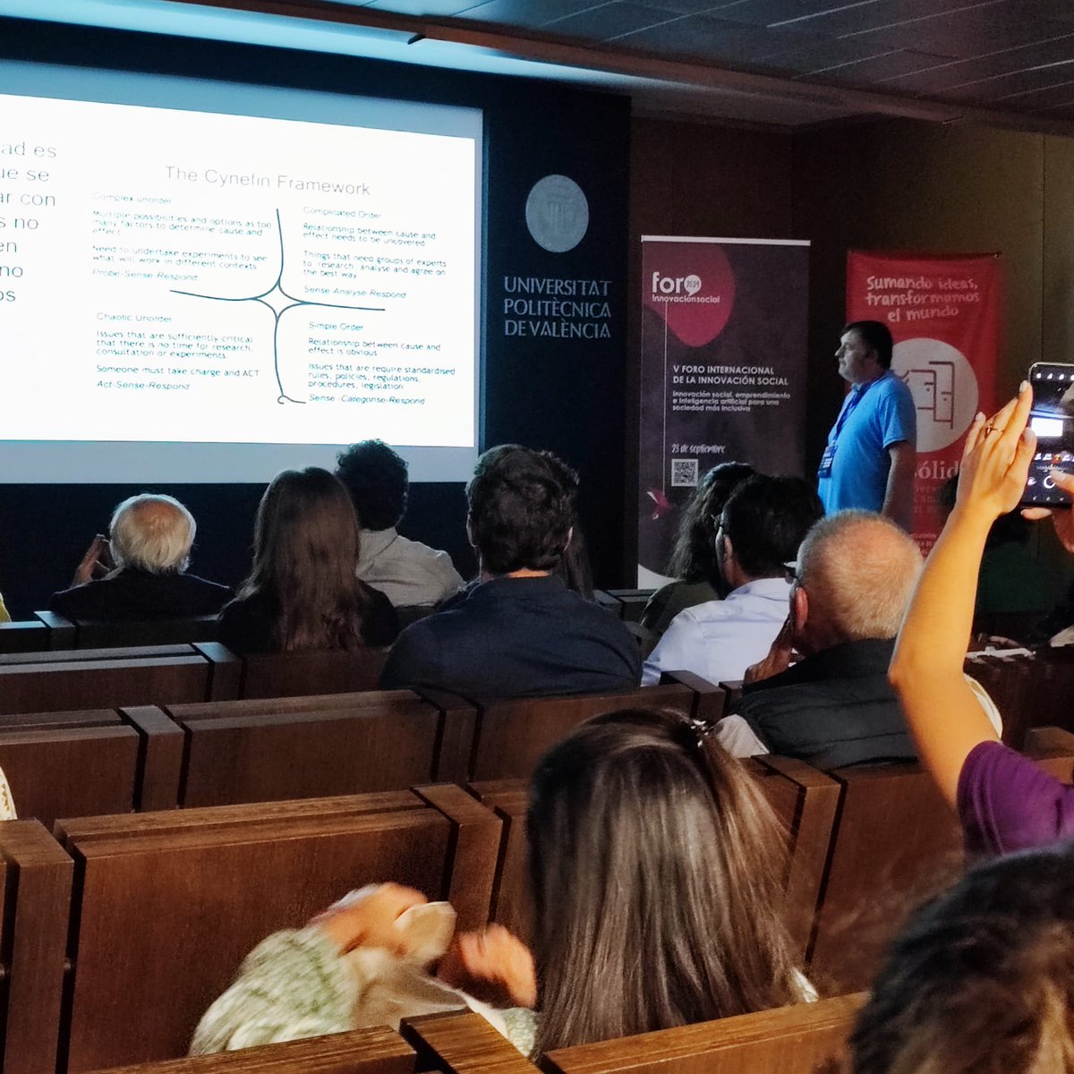 1/ Javier G. Recuenco <a href="/Recuenco/">Javier G. Recuenco</a>, CEO de Singular Solving, presenta el taller "Inteligencia Artificial para la resolución de problemas complejos". 

Expone cómo la IA aborda desafíos en negocios y tecnología a través de casos prácticos y algoritmos avanzados. #Foro5IS