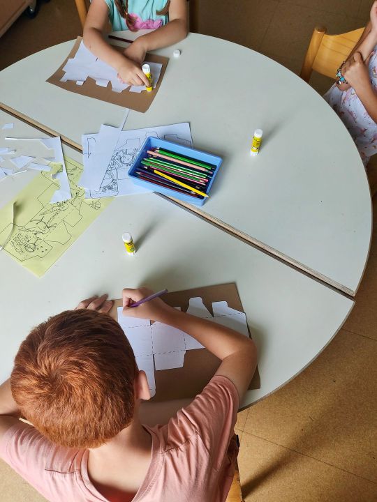 resonancealsace's tweet photo. C'est aussi la rentrée à l'Atelier du Château ! 👦👧

Voici un petit pêle-mêle des activités réalisées à l'Atelier du Château : création d'un tableau puzzle, bricolages, confection de tarte aux pommes, déco...🧩🍎🌈🖌️ https://t.co/ectZ5Dg34m