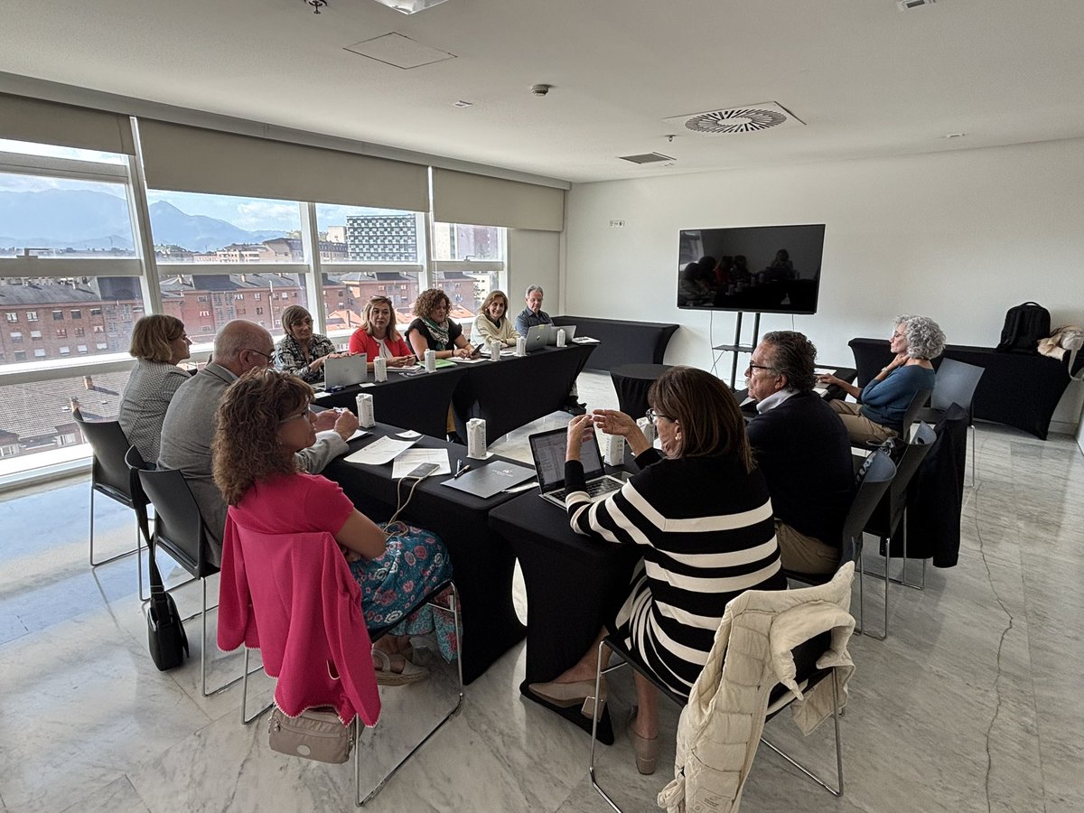 felomontesdeoca's tweet photo. Intensiva jornada de trabajo en Oviedo preparando las 35 jornadas de @ANDEorg. Distribución de espacios en la sede, reunión de junta directiva y con el comité local. Lema: Escalando en la Gestión. El valor de la Excelencia. 
Nos vemos en Oviedo 26 al 28 de marzo 2025. https://t.co/fHyyaNnklJ