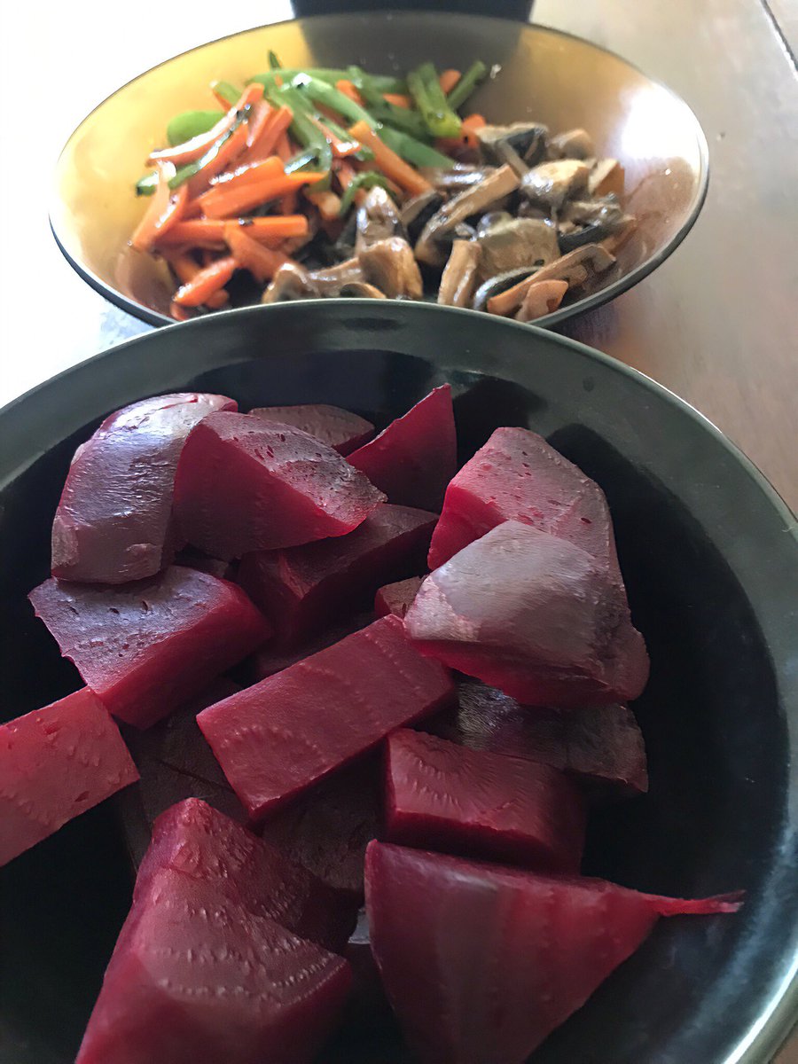 ep3186's tweet photo. 暑くて食欲ないから野菜まみれの昼ごはん😹ビーツを茹でました!
#beterraba https://t.co/GVzhQi9ObJ