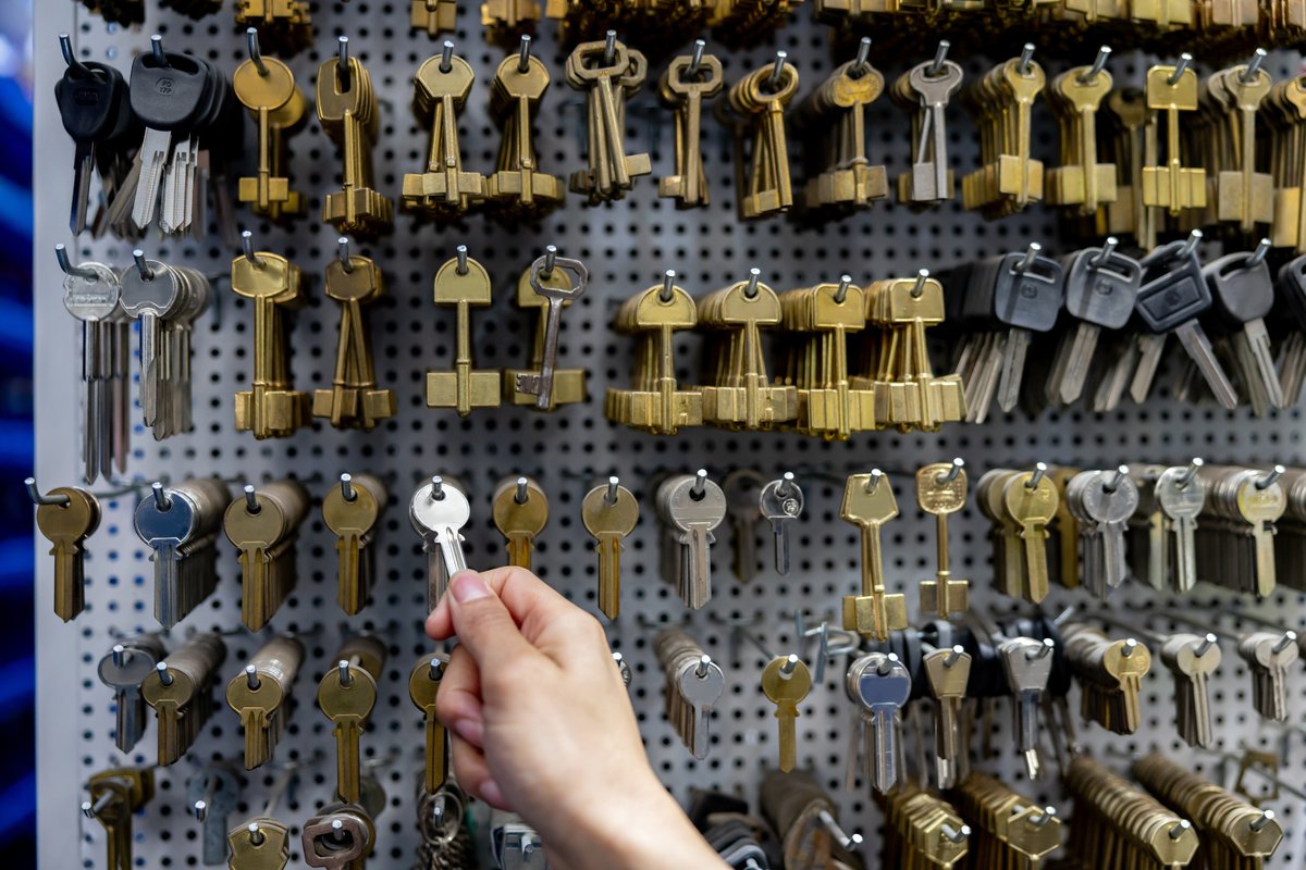 RedsSafeandLock's tweet image. Need a spare key for your vehicle? Red's Safe & Lock offers key cutting services for all types of vehicles. Call us at 713-477-7128 to schedule an appointment. #CarKeys #DuplicateKeys