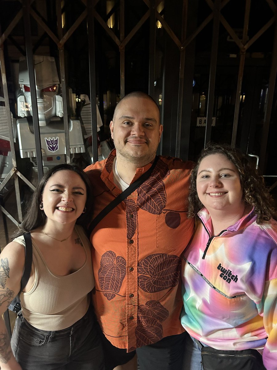 tim_2077's tweet photo. Leaving soon but San Diego was incredible. Take a chance: Meet your internet friends. https://t.co/lZGiq8GR19