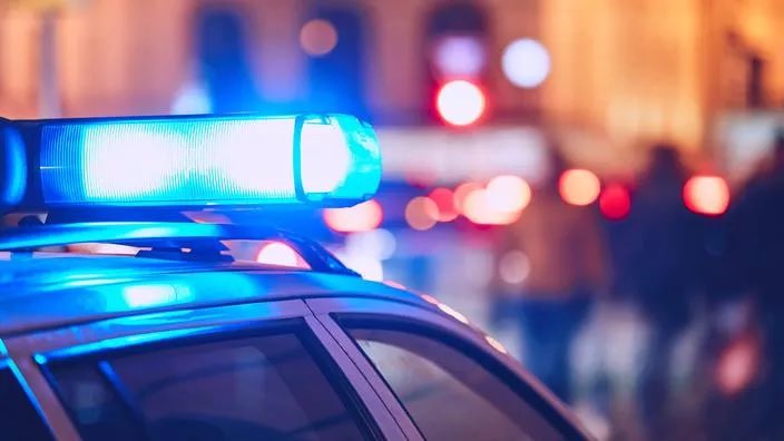 🚨 Une femme de 49 ans a poignardé et tué son conjoint qui la frappait régulièrement, vers 1 h 45 du matin, au cours de la nuit de samedi à dimanche, à #Toulon. C’est elle qui a appelé les secours. Mais l’homme est décédé à leur domicile. 

La femme présentait également des
